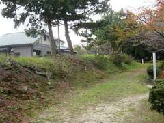 上之村神社社前の堤