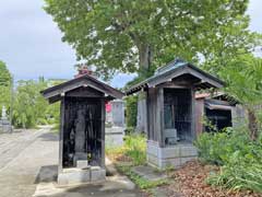 東泉寺地蔵尊と青石塔婆