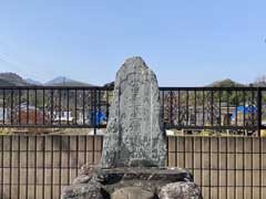 青山八菅神社弥勒石塔