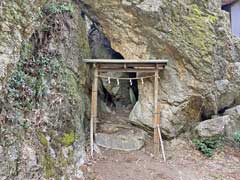 腰越氷川神社境内社産泰様