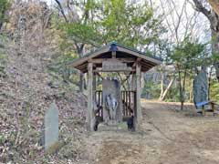 四津山神社境内不動明王と大黒天