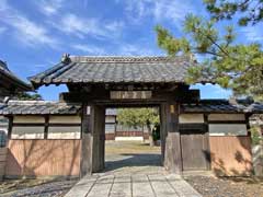 重輪寺山門