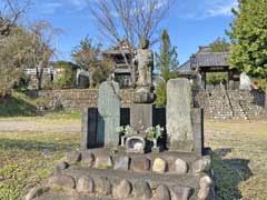 重輪寺板石塔婆と地蔵尊