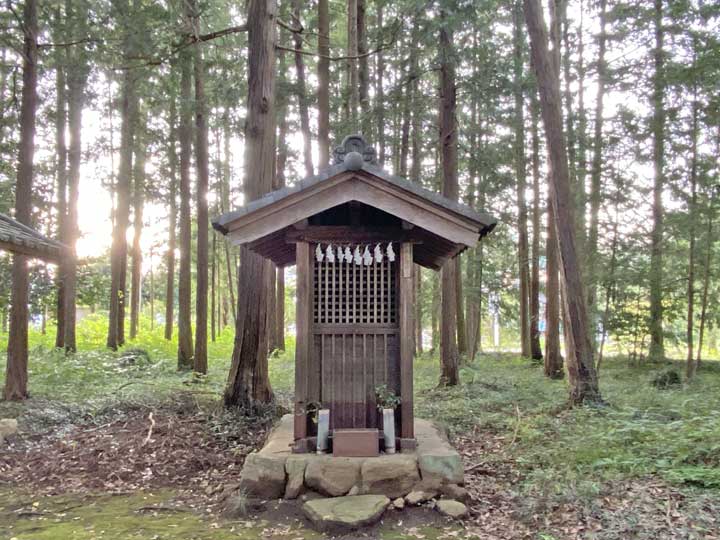 鎌形八幡神社境内社白和瀬神社