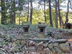 千手堂春日神社境内石祠