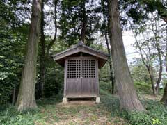 杉山城跡本郭に祀られている社