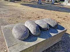 篠岡八幡大神社境内社力石