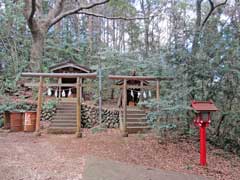 境内社金刀比羅神社と高尾神社