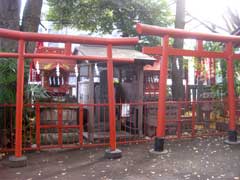 笠のぎ稲荷神社稲荷社と板碑